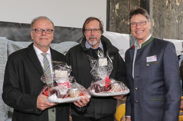 Jobst Dentler, Geschäftsführer GS Schenk (r.), bedankt sich für Vortrag und Grußwort von Prof. Dr. Roman Koch, FAU (Mitte) sowie  Karl-Heinz Enderle, 1. Vorsitzender Altstadtfreunde Nürnberg e.V. | Foto: Nicole Fuchsbauer