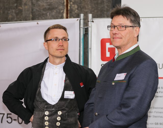 Jobst Dentler (Geschäftsführer GS Schenk) mit Steinmetz Alexander Dübler-Clemens (l.). | Foto: Nicole Fuchsbauer