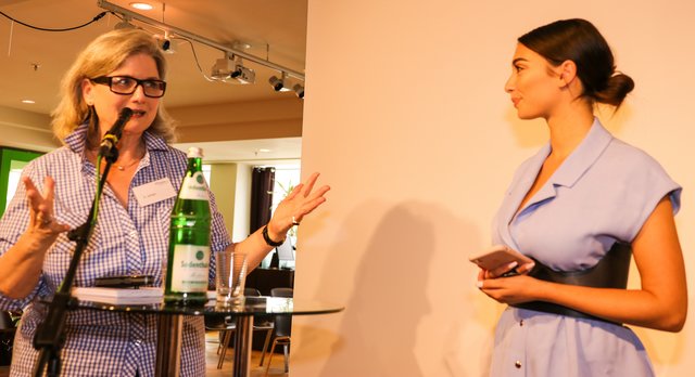 Filialleiterin des Thalia-Buchhaus Campe Nürnberg Sabine Janßen mit Youtube-Star Paola Maria. | Foto: Nicole Fuchsbauer