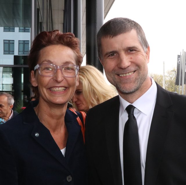 Ice Tigers Sportdirektor Martin Jiranek mit Kinderärztin Dr. Regina Hirn. | Foto: © John R. Braun