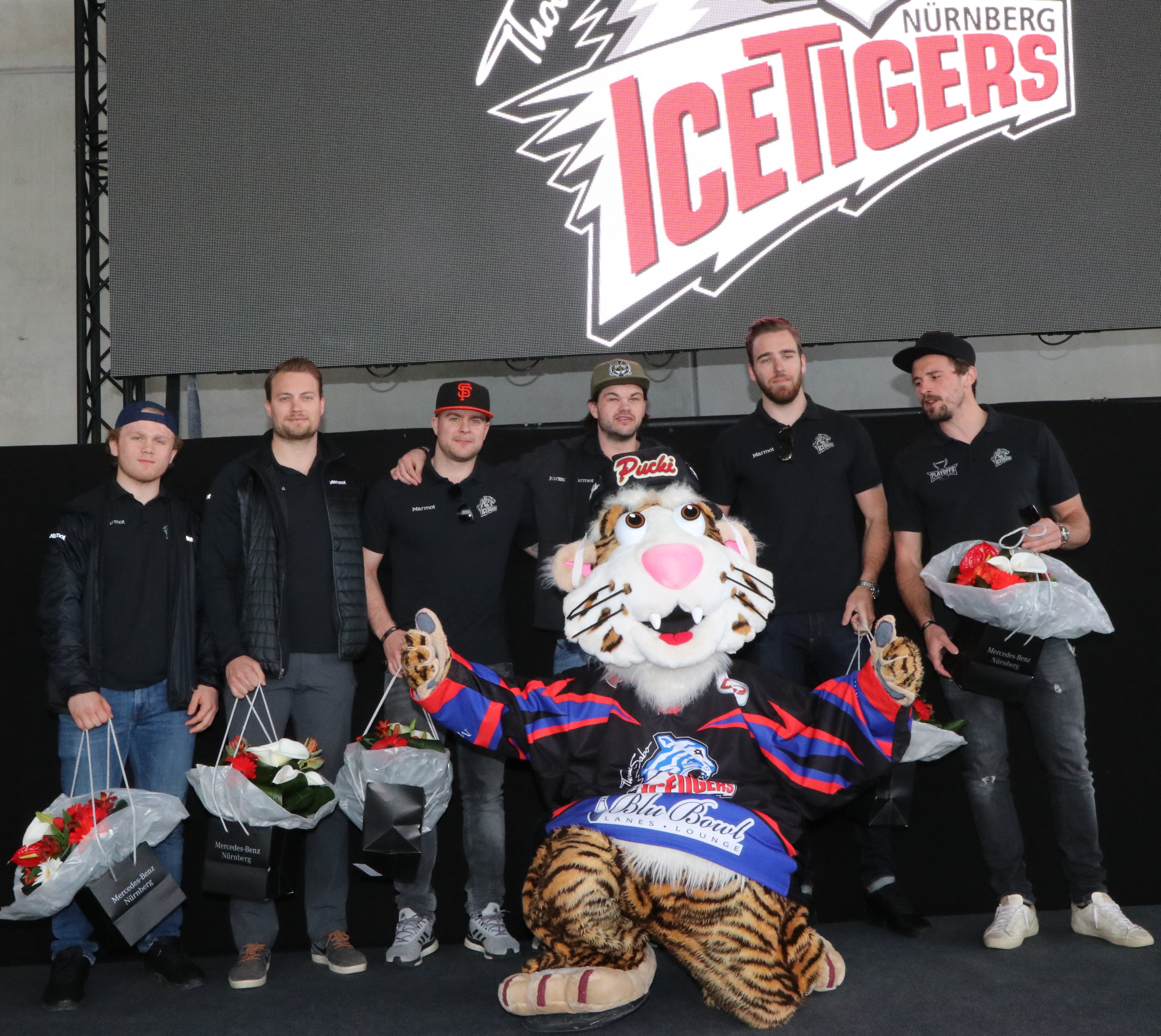 Diese Ice Tigers gehen: (v.l.): Josef Lala, John Mitchell, Nichlas Torp, Marco Pfleger, Marius Möchel und Patrick Buzas mit Maskottchen
Pucki. Nicht im Bild: die Abgänge Valentin Busch und Patrick Bjorkstrand. Von den Fans gab's Tränen und stehende Ovationen.