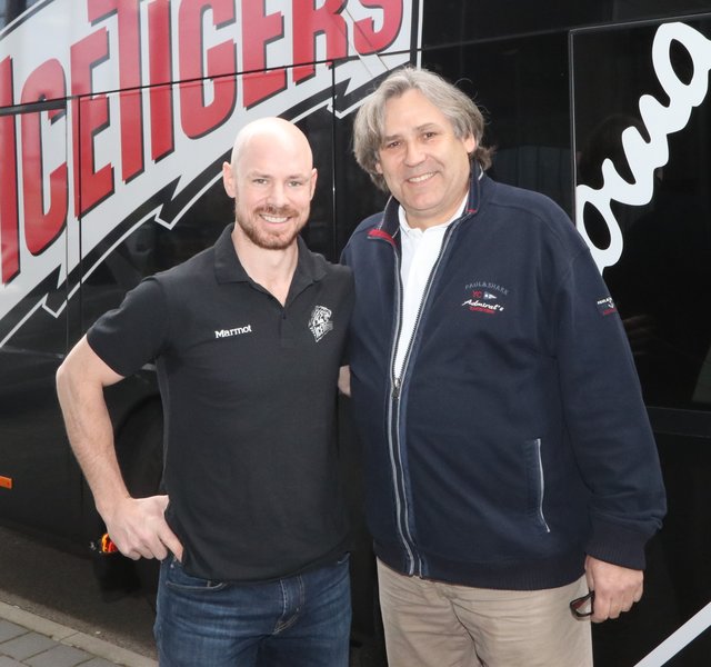 Ice Tigers Mannschaftsarzt Dr. Thomas Hirn (re.) mit Kult-Spieler Steven Reinprecht. | Foto: © John R. Braun
