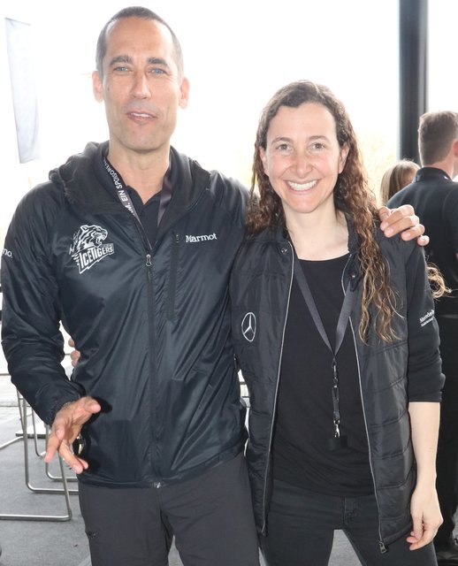 Ice Tigers Geschäftsführer Christoph Sandner mit Mercedes-Marketingchefin Nadine Mahdavi-Müller. | Foto: © John R. Braun
