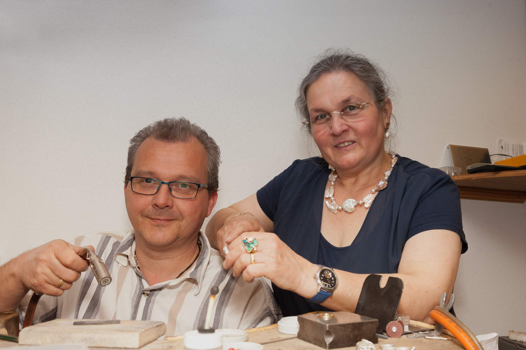 Vor 30 Jahren eröffnete Karin Dötzer ihre Goldschmiede in Forchheim. Ihr erster Auszubildender war ihr Bruder Markus Stegmeyer.