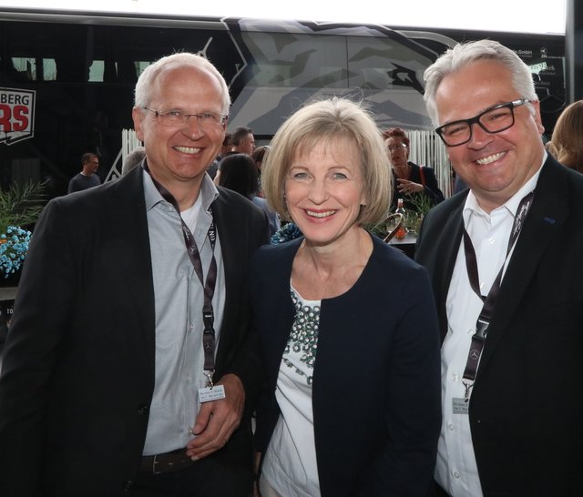 Mercedes-Nürnberg-Chef Andreas Rabitz (li.) mit Bürgermeister Dr. Klemens Gsell & Gattin Ulrike. | Foto: © John R. Braun