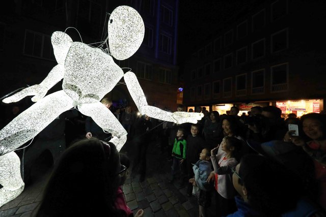 Der sanfte Leuchtriese DUNDU verzauberte die Blaue Nacht. | Foto: Udo Dreier