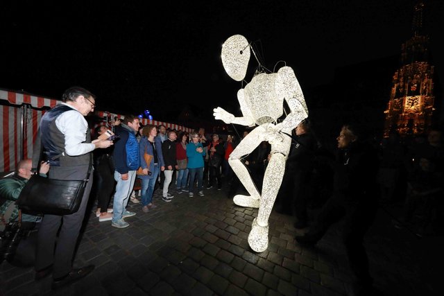 Der sanfte Leuchtriese DUNDU verzauberte die Blaue Nacht. | Foto: Udo Dreier