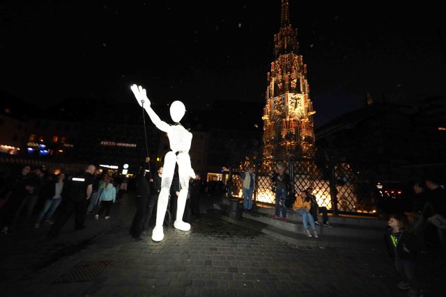 Der sanfte Leuchtriese DUNDU verzauberte die Blaue Nacht. | Foto: Udo Dreier