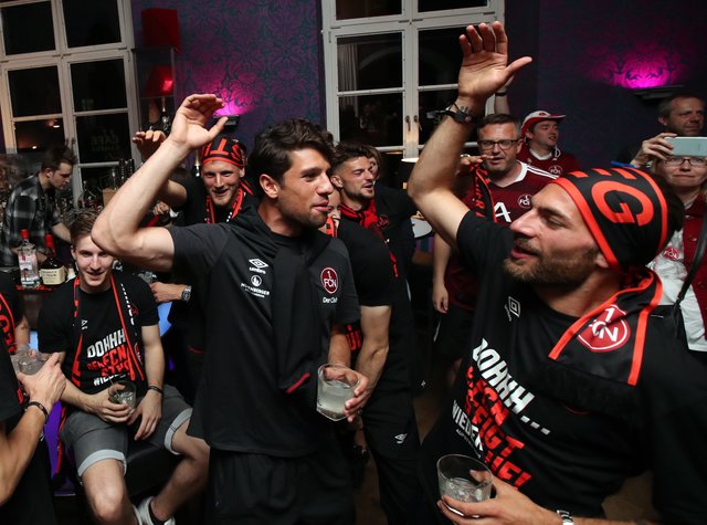 06.05.2018 --- 1. FC Nürnberg Nuernberg FCN Club --- 2. Fussball Bundesliga --- Saison 2017 2018 --- Feier Party nach Rückkehr beim SV Sandhausen - Aufstieg Aufsteiger Aufstiegsfeier in der Bar Nurenberg --- Foto: Sport-/Pressefoto Wolfgang Zink / DaMa ---

Lukas Mühl (28, 1. FC Nürnberg / FCN ) Hanno Behrens (18, 1. FC Nürnberg / FCN )