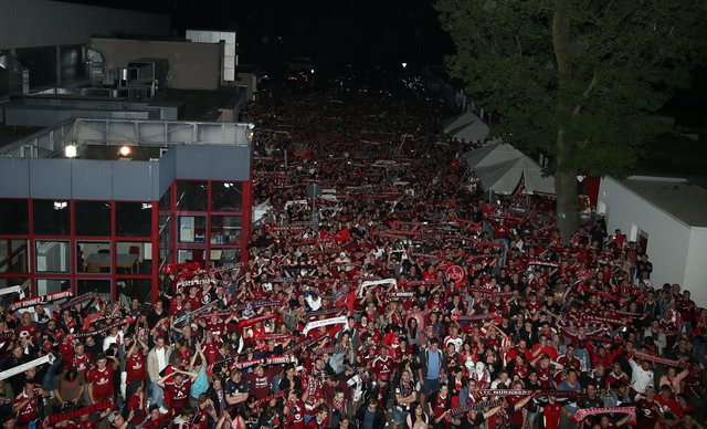 06.05.2018 --- 1. FC Nürnberg Nuernberg FCN Club --- 2. Fussball Bundesliga --- Saison 2017 2018 --- Ankunft Rückkehr in Nürnberg nach Auswärtsspiel beim SV Sandhausen - Aufstieg Aufsteiger Aufstiegsfeier --- Foto: Sport-/Pressefoto Wolfgang Zink / DaMa ---

Zahlreiche Clubfan / Clubfans / FCN-Fans / Fans feiern am Sportgelände des FCN auf die Mannschaft / Team mit Schalparade