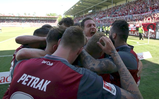 06.05.2018 --- Fussball --- Saison 2017 2018 --- 2. Fussball - Bundesliga --- 33. Spieltag: SV Sandhausen 1916 SVS - 1. FC Nürnberg Nuernberg FCN ( Club ) --- Foto: Sport-/Pressefoto Wolfgang Zink / DaMa --- 

Jubel / Freude / Torjubel nach Tor zum 0:1 - Hanno Behrens (18, 1. FC Nürnberg / FCN ) und Mannschaft / Team jubelt freut sich - Torschütze: Hanno Behrens (18, 1. FC Nürnberg / FCN )