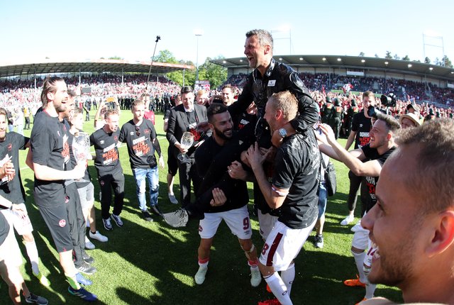 06.05.2018 --- Fussball --- Saison 2017 2018 --- 2. Fussball - Bundesliga --- 33. Spieltag: SV Sandhausen 1916 SVS - 1. FC Nürnberg Nuernberg FCN ( Club ) --- Foto: Sport-/Pressefoto Wolfgang Zink / DaMa --- 

Freude Jubel nach Spielende - Michael Köllner (Trainer 1. FC Nürnberg / FCN ) wird von Mikael Ishak (9, 1. FC Nürnberg / FCN ) Hanno Behrens (18, 1. FC Nürnberg / FCN ) getragen