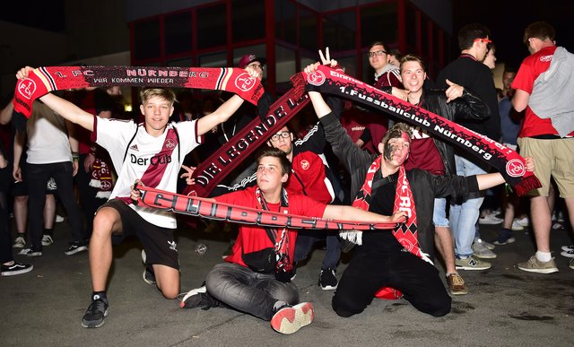 06.05.2018 --- 1. FC Nürnberg Nuernberg FCN Club --- 2. Fussball Bundesliga --- Saison 2017 2018 --- Ankunft Rückkehr in Nürnberg nach Auswärtsspiel beim SV Sandhausen - Aufstieg Aufsteiger Aufstiegsfeier --- Foto: Sport-/Pressefoto Wolfgang Zink / OGo ---

Fans Jubel Freude