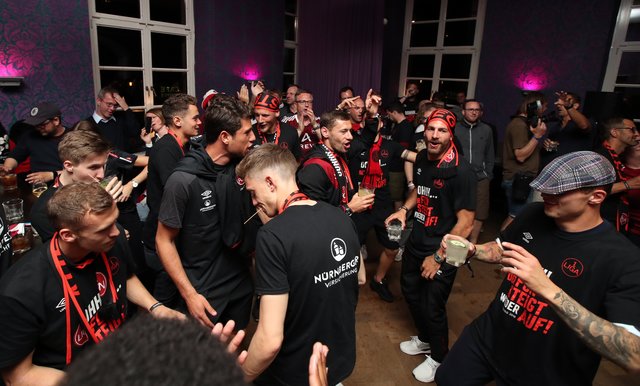 06.05.2018 --- 1. FC Nürnberg Nuernberg FCN Club --- 2. Fussball Bundesliga --- Saison 2017 2018 --- Feier Party nach Rückkehr beim SV Sandhausen - Aufstieg Aufsteiger Aufstiegsfeier in der Bar Nurenberg --- Foto: Sport-/Pressefoto Wolfgang Zink / DaMa ---

Mannschaft / Team des FCN und geladene Gäste feiern