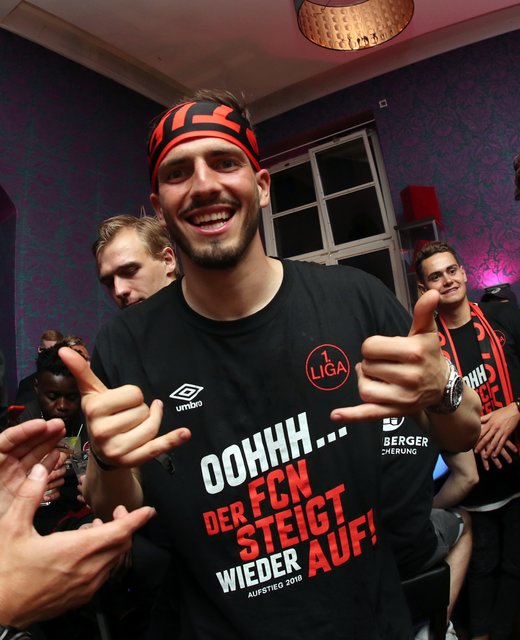 06.05.2018 --- 1. FC Nürnberg Nuernberg FCN Club --- 2. Fussball Bundesliga --- Saison 2017 2018 --- Feier Party nach Rückkehr beim SV Sandhausen - Aufstieg Aufsteiger Aufstiegsfeier in der Bar Nurenberg --- Foto: Sport-/Pressefoto Wolfgang Zink / DaMa ---

Fabian Bredlow (24, 1. FC Nürnberg / FCN ) jubelt