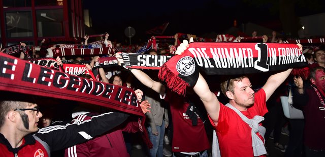 06.05.2018 --- 1. FC Nürnberg Nuernberg FCN Club --- 2. Fussball Bundesliga --- Saison 2017 2018 --- Ankunft Rückkehr in Nürnberg nach Auswärtsspiel beim SV Sandhausen - Aufstieg Aufsteiger Aufstiegsfeier --- Foto: Sport-/Pressefoto Wolfgang Zink / OGo ---

Fans Feiern Jubel Freude