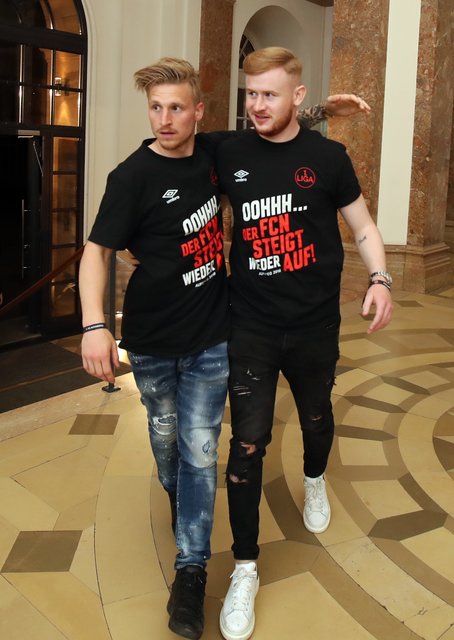 06.05.2018 --- 1. FC Nürnberg Nuernberg FCN Club --- 2. Fussball Bundesliga --- Saison 2017 2018 --- Feier Party nach Rückkehr beim SV Sandhausen - Aufstieg Aufsteiger Aufstiegsfeier in der Bar Nurenberg --- Foto: Sport-/Pressefoto Wolfgang Zink / DaMa ---

Marvin Stefaniak (15, 1. FC Nürnberg / FCN ) Sebastian Kerk (17, 1. FC Nürnberg / FCN ) betreten Bar
