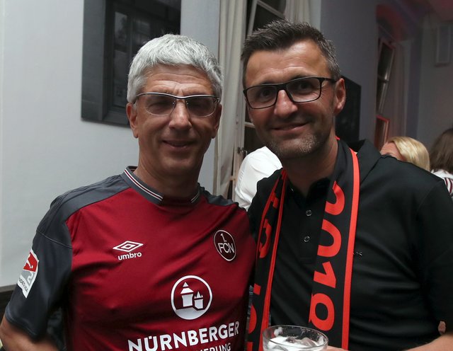 06.05.2018 --- 1. FC Nürnberg Nuernberg FCN Club --- 2. Fussball Bundesliga --- Saison 2017 2018 --- Feier Party nach Rückkehr beim SV Sandhausen - Aufstieg Aufsteiger Aufstiegsfeier in der Bar Nurenberg --- Foto: Sport-/Pressefoto Wolfgang Zink / DaMa ---

Dr. Armin Zitzmann ( Vorstandsvorsitzender NÜRNBERGER Versicherung ) Michael Köllner (Trainer 1. FC Nürnberg / FCN ) unterhalten sich