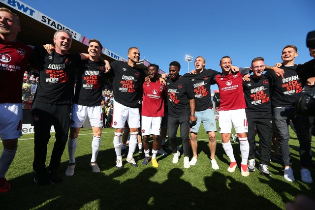 06.05.2018 --- Fussball --- Saison 2017 2018 --- 2. Fussball - Bundesliga --- 33. Spieltag: SV Sandhausen - 1. FC Nürnberg Nuernberg FCN ( Club ) --- Foto: Sport-/Pressefoto Wolfgang Zink / JüRa --- 

Jubelkette des Teams - Jubel Freude nach Spielende