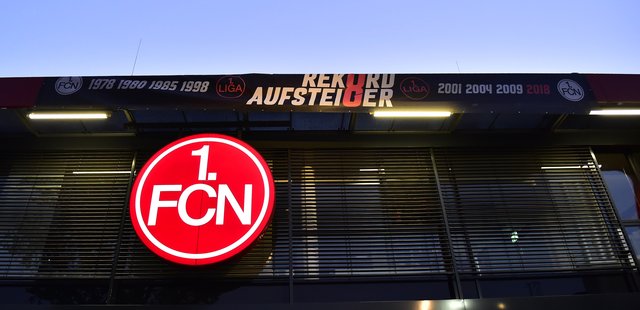 06.05.2018 --- 1. FC Nürnberg Nuernberg FCN Club --- 2. Fussball Bundesliga --- Saison 2017 2018 --- Ankunft Rückkehr in Nürnberg nach Auswärtsspiel beim SV Sandhausen - Aufstieg Aufsteiger Aufstiegsfeier --- Foto: Sport-/Pressefoto Wolfgang Zink / OGo ---

Logo Wappen 1.FCN Rekord Aufsteiger