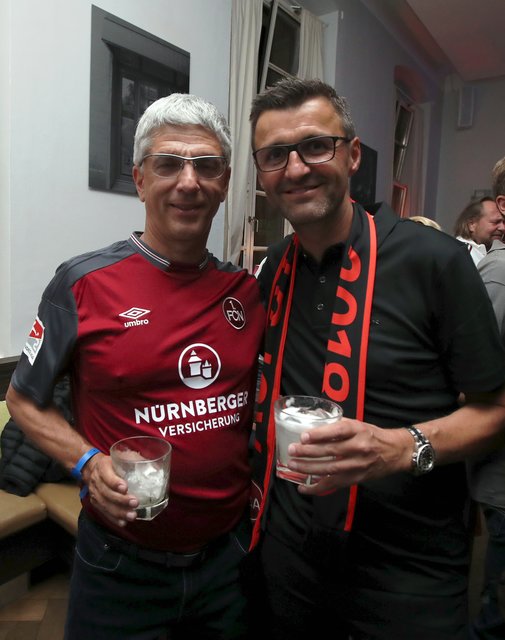 06.05.2018 --- 1. FC Nürnberg Nuernberg FCN Club --- 2. Fussball Bundesliga --- Saison 2017 2018 --- Feier Party nach Rückkehr beim SV Sandhausen - Aufstieg Aufsteiger Aufstiegsfeier in der Bar Nurenberg --- Foto: Sport-/Pressefoto Wolfgang Zink / DaMa ---

Dr. Armin Zitzmann ( Vorstandsvorsitzender NÜRNBERGER Versicherung ) Michael Köllner (Trainer 1. FC Nürnberg / FCN ) unterhalten sich