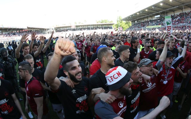 06.05.2018 --- Fussball --- Saison 2017 2018 --- 2. Fussball - Bundesliga --- 33. Spieltag: SV Sandhausen 1916 SVS - 1. FC Nürnberg Nuernberg FCN ( Club ) --- Foto: Sport-/Pressefoto Wolfgang Zink / DaMa --- 

Freude Jubel nach Spielende - Mikael Ishak (9, 1. FC Nürnberg / FCN ) und Mannschaft / Team des FCN unter Clubfan / Clubfans / FCN-Fans / Fans auf dem Rasen