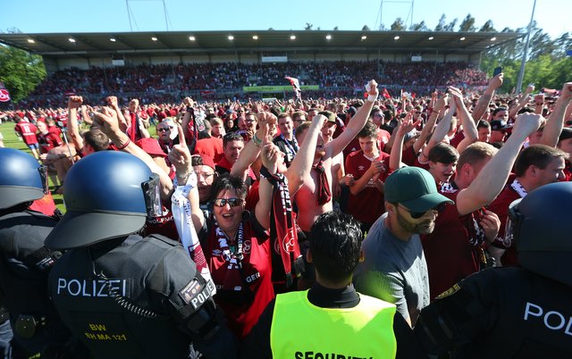 06.05.2018 --- Fussball --- Saison 2017 2018 --- 2. Fussball - Bundesliga --- 33. Spieltag: SV Sandhausen - 1. FC Nürnberg Nuernberg FCN ( Club ) --- Foto: Sport-/Pressefoto Wolfgang Zink / JüRa --- 

Jubel Freude nach Spielende - Clubfans