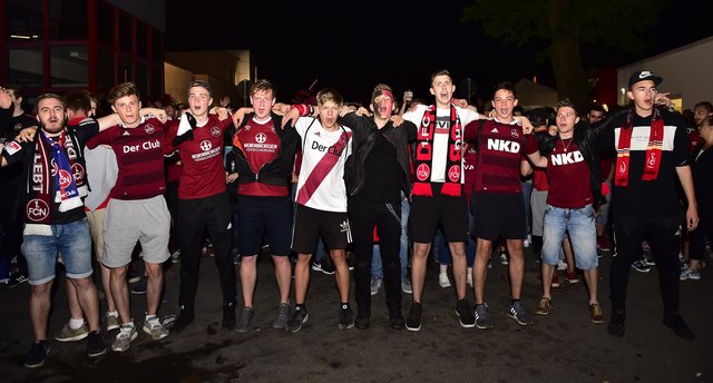 06.05.2018 --- 1. FC Nürnberg Nuernberg FCN Club --- 2. Fussball Bundesliga --- Saison 2017 2018 --- Ankunft Rückkehr in Nürnberg nach Auswärtsspiel beim SV Sandhausen - Aufstieg Aufsteiger Aufstiegsfeier --- Foto: Sport-/Pressefoto Wolfgang Zink / OGo ---

Fans Jubel Freude