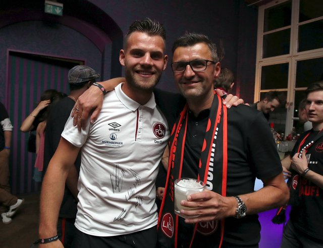 06.05.2018 --- 1. FC Nürnberg Nuernberg FCN Club --- 2. Fussball Bundesliga --- Saison 2017 2018 --- Feier Party nach Rückkehr beim SV Sandhausen - Aufstieg Aufsteiger Aufstiegsfeier in der Bar Nurenberg --- Foto: Sport-/Pressefoto Wolfgang Zink / DaMa ---

Eduard Löwen (38, 1. FC Nürnberg / FCN ) Michael Köllner (Trainer 1. FC Nürnberg / FCN )