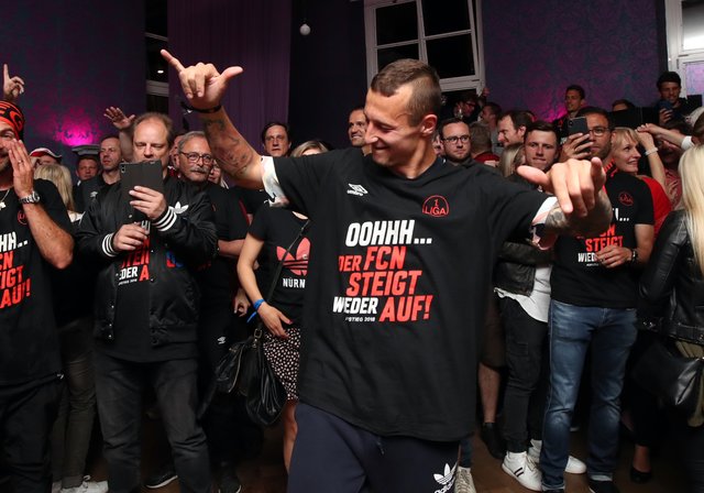 06.05.2018 --- 1. FC Nürnberg Nuernberg FCN Club --- 2. Fussball Bundesliga --- Saison 2017 2018 --- Feier Party nach Rückkehr beim SV Sandhausen - Aufstieg Aufsteiger Aufstiegsfeier in der Bar Nurenberg --- Foto: Sport-/Pressefoto Wolfgang Zink / DaMa ---

Adam Zrelak (11, 1. FC Nürnberg / FCN ) tanzt