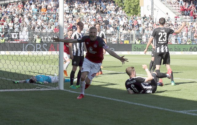 06.05.2018 --- Fussball --- Saison 2017 2018 --- 2. Fussball - Bundesliga --- 33. Spieltag: SV Sandhausen 1916 SVS - 1. FC Nürnberg Nuernberg FCN ( Club ) --- Foto: Sport-/Pressefoto Wolfgang Zink / DaMa --- Jubel / Freude / Torjubel nach Tor zum 0:1 - Hanno Behrens (18, 1. FC Nürnberg / FCN ) jubelt freut sich - Torschütze: Hanno Behrens (18, 1. FC Nürnberg / FCN )