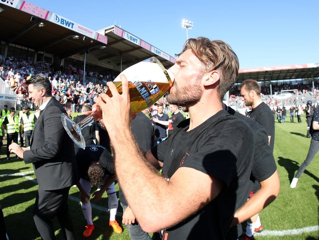 06.05.2018 --- Fussball --- Saison 2017 2018 --- 2. Fussball - Bundesliga --- 33. Spieltag: SV Sandhausen 1916 SVS - 1. FC Nürnberg Nuernberg FCN ( Club ) --- Foto: Sport-/Pressefoto Wolfgang Zink / DaMa --- 

Freude Jubel nach Spielende - Enrico Valentini (22, 1. FC Nürnberg / FCN ) trinkt Bier