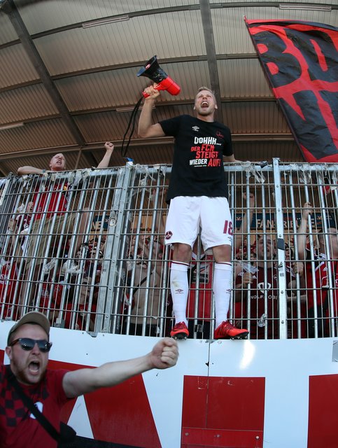 06.05.2018 --- Fussball --- Saison 2017 2018 --- 2. Fussball - Bundesliga --- 33. Spieltag: SV Sandhausen 1916 SVS - 1. FC Nürnberg Nuernberg FCN ( Club ) --- Foto: Sport-/Pressefoto Wolfgang Zink / DaMa --- 

Freude Jubel nach Spielende - Hanno Behrens (18, 1. FC Nürnberg / FCN ) mit Megaphon am Zaun