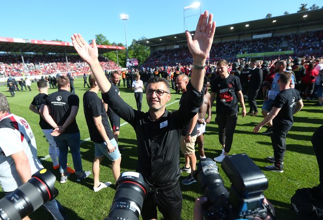06.05.2018 --- Fussball --- Saison 2017 2018 --- 2. Fussball - Bundesliga --- 33. Spieltag: SV Sandhausen - 1. FC Nürnberg Nuernberg FCN ( Club ) --- Foto: Sport-/Pressefoto Wolfgang Zink / JüRa --- 

Jubel Freude nach Spielende - Michael Köllner (Trainer 1. FC Nürnberg / FCN )