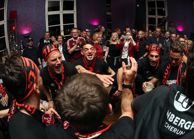 06.05.2018 --- 1. FC Nürnberg Nuernberg FCN Club --- 2. Fussball Bundesliga --- Saison 2017 2018 --- Feier Party nach Rückkehr beim SV Sandhausen - Aufstieg Aufsteiger Aufstiegsfeier in der Bar Nurenberg --- Foto: Sport-/Pressefoto Wolfgang Zink / DaMa ---

Mannschaft / Team des FCN und geladene Gäste feiern