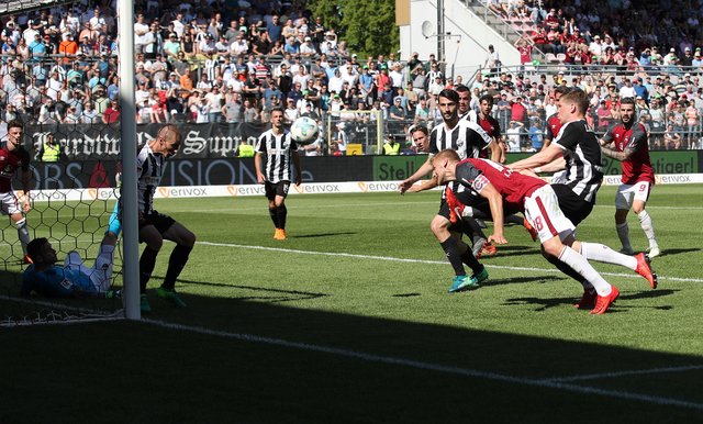 06.05.2018 --- Fussball --- Saison 2017 2018 --- 2. Fussball - Bundesliga --- 33. Spieltag: SV Sandhausen 1916 SVS - 1. FC Nürnberg Nuernberg FCN ( Club ) --- Foto: Sport-/Pressefoto Wolfgang Zink / DaMa --- 

Tor Treffer Torschuß zum 0:1 - Torschütze Hanno Behrens (18, 1. FC Nürnberg / FCN )