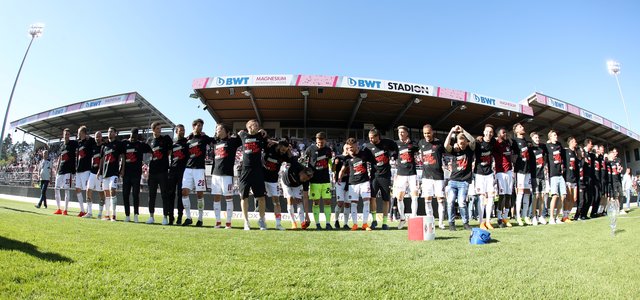 06.05.2018 --- Fussball --- Saison 2017 2018 --- 2. Fussball - Bundesliga --- 33. Spieltag: SV Sandhausen 1916 SVS - 1. FC Nürnberg Nuernberg FCN ( Club ) --- Foto: Sport-/Pressefoto Wolfgang Zink / DaMa --- 

Freude Jubel nach Spielende - Jubelkette / Jubelwelle der Mannschaft / Team des FCN