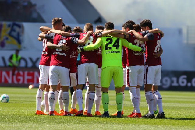 06.05.2018 --- Fussball --- Saison 2017 2018 --- 2. Fussball - Bundesliga --- 33. Spieltag: SV Sandhausen - 1. FC Nürnberg Nuernberg FCN ( Club ) --- Foto: Sport-/Pressefoto Wolfgang Zink / JüRa --- 

Teamkreis