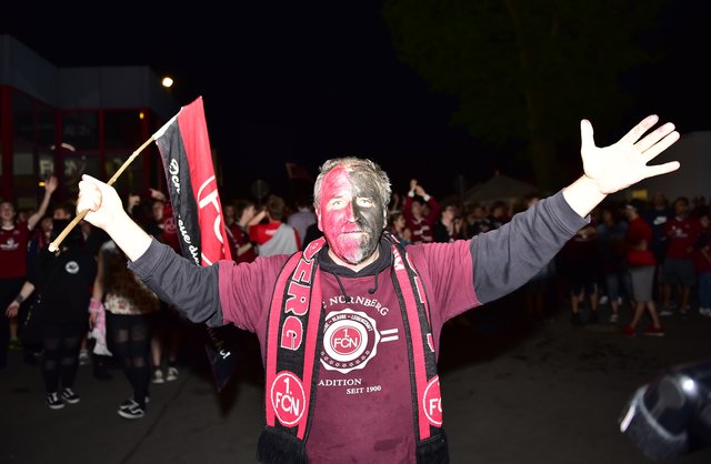 06.05.2018 --- 1. FC Nürnberg Nuernberg FCN Club --- 2. Fussball Bundesliga --- Saison 2017 2018 --- Ankunft Rückkehr in Nürnberg nach Auswärtsspiel beim SV Sandhausen - Aufstieg Aufsteiger Aufstiegsfeier --- Foto: Sport-/Pressefoto Wolfgang Zink / OGo ---

Fan mit Fahne.