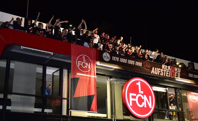 06.05.2018 --- 1. FC Nürnberg Nuernberg FCN Club --- 2. Fussball Bundesliga --- Saison 2017 2018 --- Ankunft Rückkehr in Nürnberg nach Auswärtsspiel beim SV Sandhausen - Aufstieg Aufsteiger Aufstiegsfeier --- Foto: Sport-/Pressefoto Wolfgang Zink / OGo ---

Mannschaft Team Jubel Freude