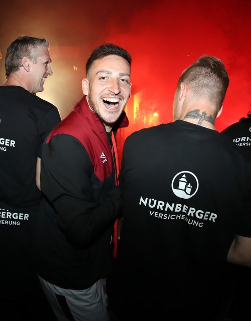 06.05.2018 --- 1. FC Nürnberg Nuernberg FCN Club --- 2. Fussball Bundesliga --- Saison 2017 2018 --- Ankunft Rückkehr in Nürnberg nach Auswärtsspiel beim SV Sandhausen - Aufstieg Aufsteiger Aufstiegsfeier --- Foto: Sport-/Pressefoto Wolfgang Zink / DaMa ---

Kevin Möhwald Moehwald (14, 1. FC Nürnberg / FCN ) und Mannschaft / Team des FCN feiert mit Clubfan / Clubfans / FCN-Fans / Fans Aufstieg am Sportgelände des FCN