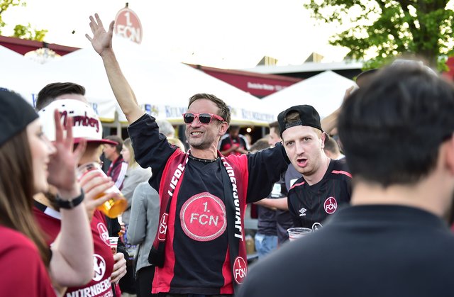 06.05.2018 --- 1. FC Nürnberg Nuernberg FCN Club --- 2. Fussball Bundesliga --- Saison 2017 2018 --- Ankunft Rückkehr in Nürnberg nach Auswärtsspiel beim SV Sandhausen - Aufstieg Aufsteiger Aufstiegsfeier --- Foto: Sport-/Pressefoto Wolfgang Zink / OGo ---

Jubel Freude Fan