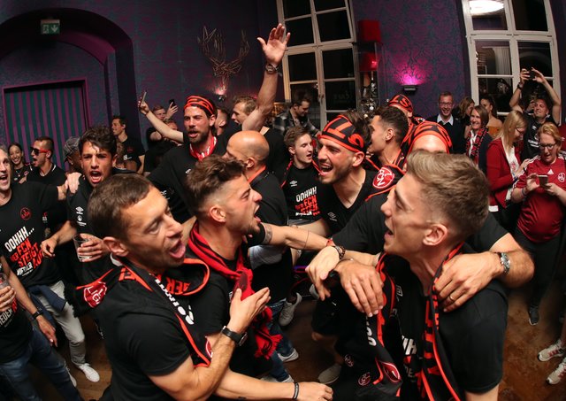06.05.2018 --- 1. FC Nürnberg Nuernberg FCN Club --- 2. Fussball Bundesliga --- Saison 2017 2018 --- Feier Party nach Rückkehr beim SV Sandhausen - Aufstieg Aufsteiger Aufstiegsfeier in der Bar Nurenberg --- Foto: Sport-/Pressefoto Wolfgang Zink / DaMa ---

Mannschaft / Team des FCN und geladene Gäste feiern