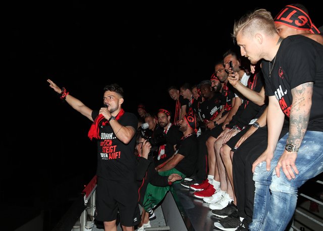 06.05.2018 --- 1. FC Nürnberg Nuernberg FCN Club --- 2. Fussball Bundesliga --- Saison 2017 2018 --- Ankunft Rückkehr in Nürnberg nach Auswärtsspiel beim SV Sandhausen - Aufstieg Aufsteiger Aufstiegsfeier --- Foto: Sport-/Pressefoto Wolfgang Zink / DaMa ---

Tim Leibold (23, 1. FC Nürnberg / FCN ) spricht zu Clubfan / Clubfans / FCN-Fans / Fans