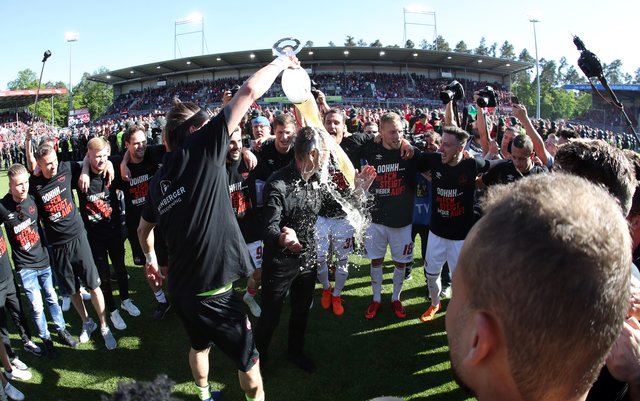 06.05.2018 --- Fussball --- Saison 2017 2018 --- 2. Fussball - Bundesliga --- 33. Spieltag: SV Sandhausen 1916 SVS - 1. FC Nürnberg Nuernberg FCN ( Club ) --- Foto: Sport-/Pressefoto Wolfgang Zink / DaMa --- 

Freude Jubel nach Spielende - Michael Köllner (Trainer 1. FC Nürnberg / FCN ) hält Rede an Mannschaft / Team des FCN und wird mit Bier bespritzt überschüttet
