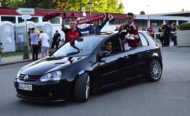 06.05.2018 --- 1. FC Nürnberg Nuernberg FCN Club --- 2. Fussball Bundesliga --- Saison 2017 2018 --- Ankunft Rückkehr in Nürnberg nach Auswärtsspiel beim SV Sandhausen - Aufstieg Aufsteiger Aufstiegsfeier --- Foto: Sport-/Pressefoto Wolfgang Zink / OGo ---

Fans mit Auto