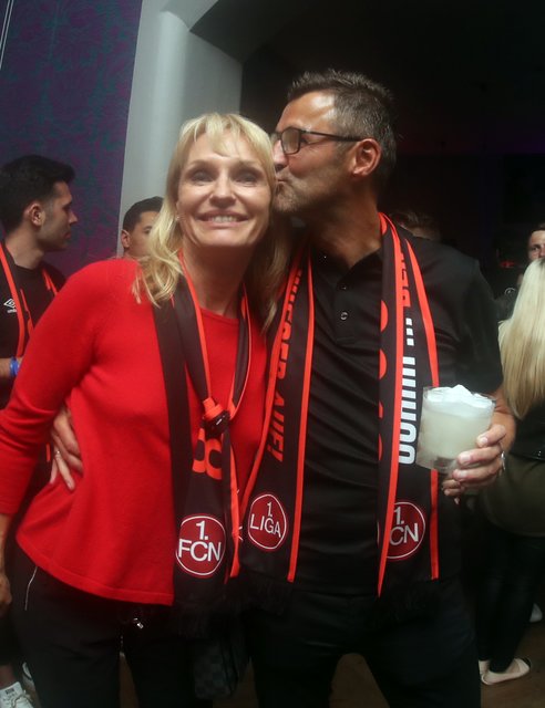 06.05.2018 --- 1. FC Nürnberg Nuernberg FCN Club --- 2. Fussball Bundesliga --- Saison 2017 2018 --- Feier Party nach Rückkehr beim SV Sandhausen - Aufstieg Aufsteiger Aufstiegsfeier in der Bar Nurenberg --- Foto: Sport-/Pressefoto Wolfgang Zink / DaMa ---

Michael Köllner (Trainer 1. FC Nürnberg / FCN ) mit Lebensgefährtin Petra Freitag umarmen sich - gibt Kuss