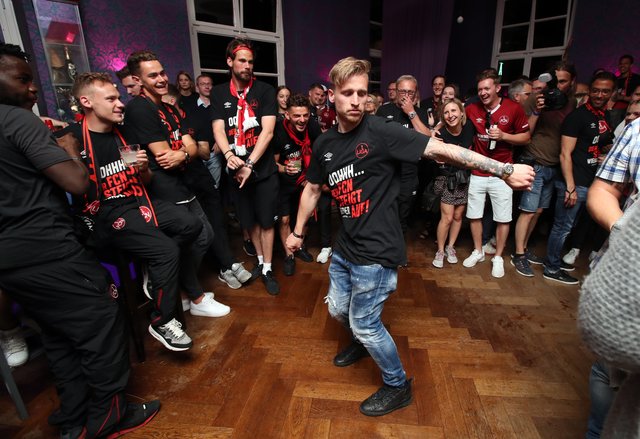 06.05.2018 --- 1. FC Nürnberg Nuernberg FCN Club --- 2. Fussball Bundesliga --- Saison 2017 2018 --- Feier Party nach Rückkehr beim SV Sandhausen - Aufstieg Aufsteiger Aufstiegsfeier in der Bar Nurenberg --- Foto: Sport-/Pressefoto Wolfgang Zink / DaMa ---

Marvin Stefaniak (15, 1. FC Nürnberg / FCN ) tanzt