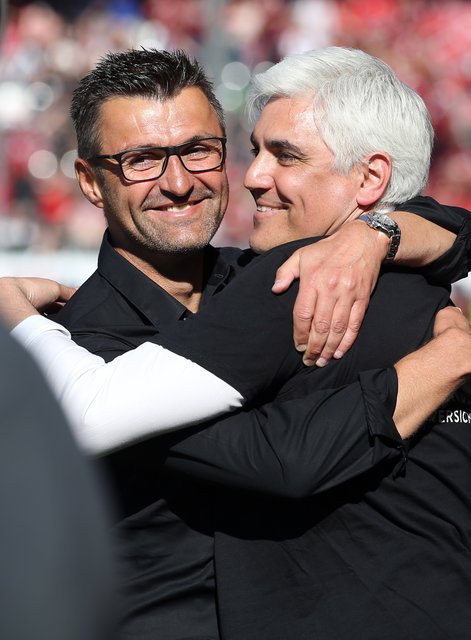 06.05.2018 --- Fussball --- Saison 2017 2018 --- 2. Fussball - Bundesliga --- 33. Spieltag: SV Sandhausen 1916 SVS - 1. FC Nürnberg Nuernberg FCN ( Club ) --- Foto: Sport-/Pressefoto Wolfgang Zink / DaMa --- 

Freude Jubel nach Spielende - Michael Köllner (Trainer 1. FC Nürnberg / FCN ) Andreas Bornemann ( Vorstand Sport 1. FC Nürnberg / FCN ) umarmen sich