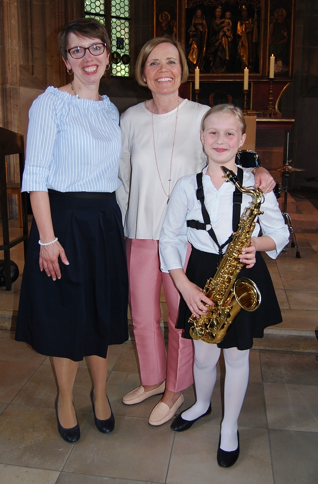 Die Organisatorinnen Steffi Leimeister und Sabine Schöler mit Lea und ihrem Saxophon